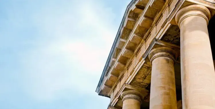 A court building with columns and a blue sky in the background for defending reckless driving