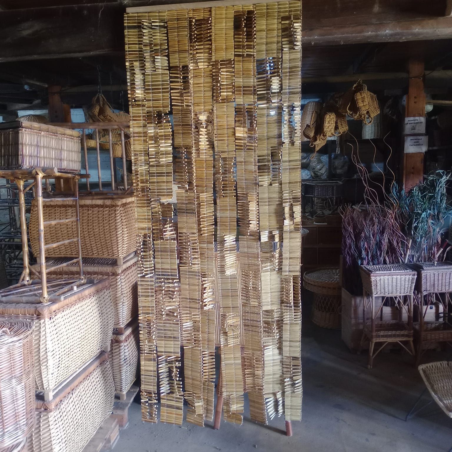 Una cortina colgante de cuentas de bambú se alza en el centro