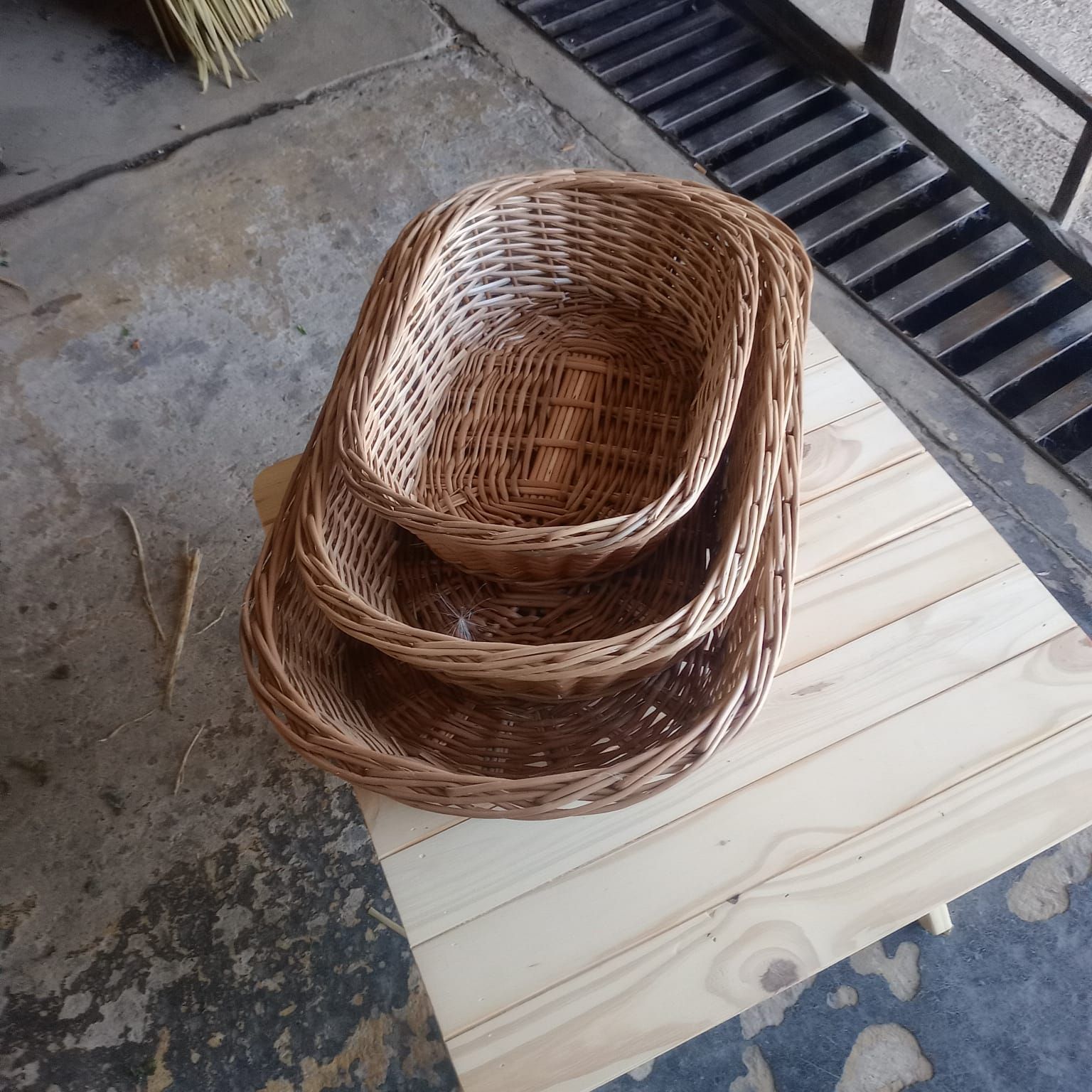 Tres cestas ovaladas de mimbre, apiladas unas dentro de otras