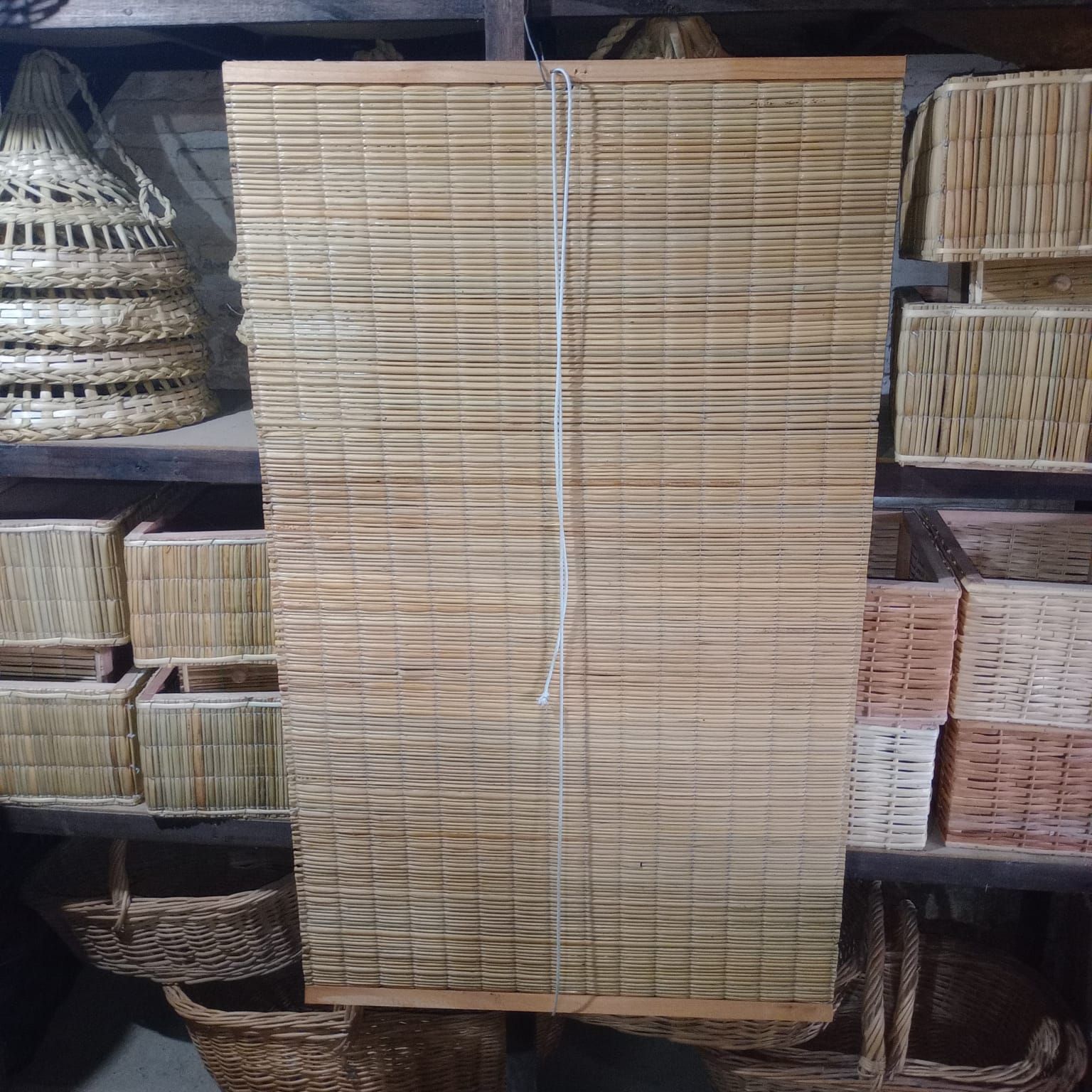 Una estera rectangular de bambú tejido con un marco de madera