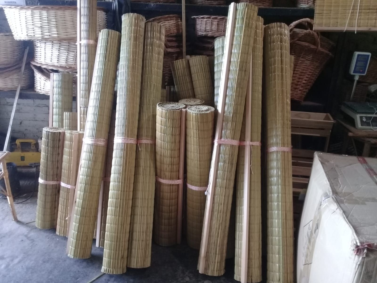 Una colección de esteras de paja o bambú enrolladas y apiladas