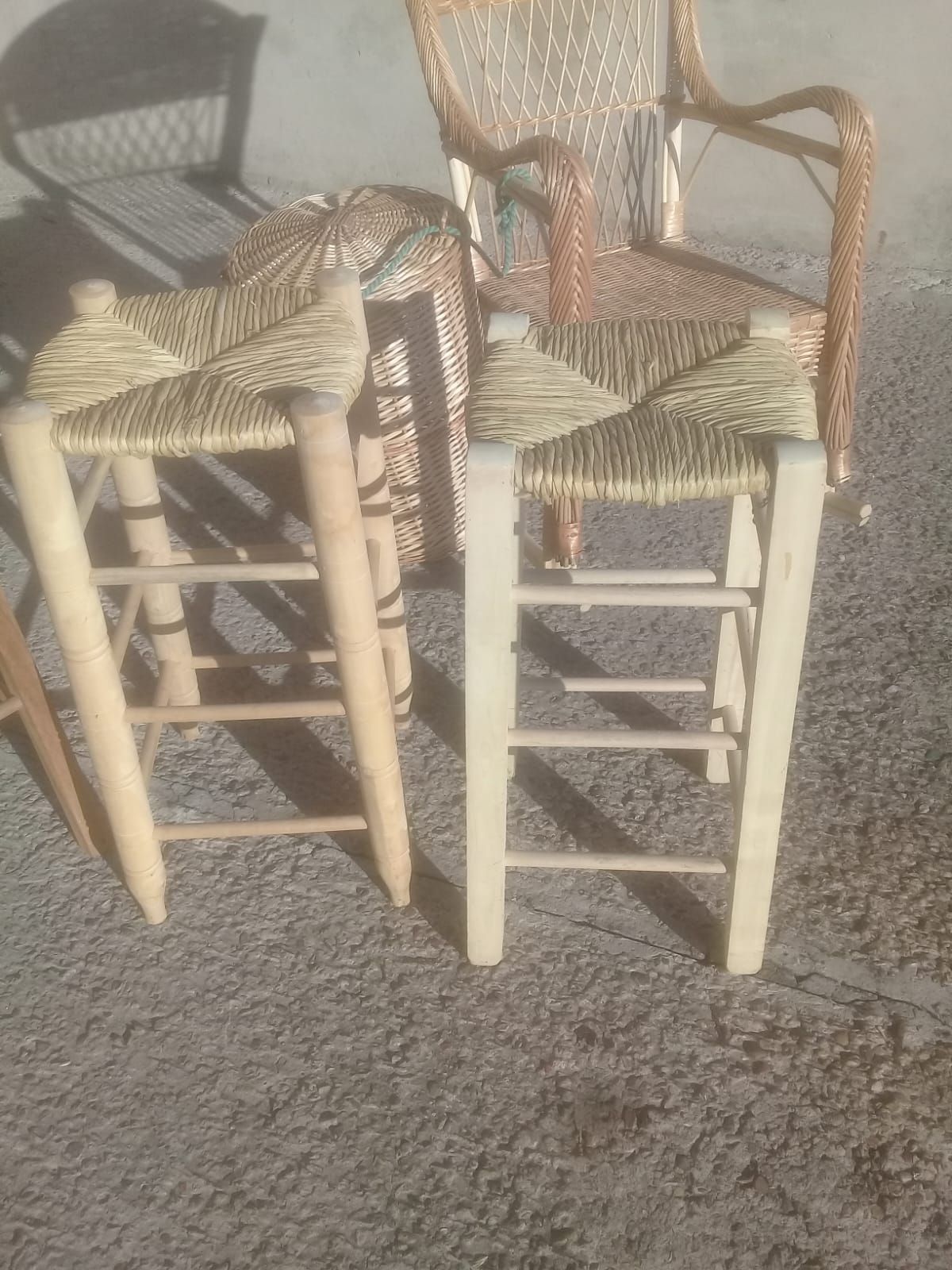 Dos taburetes altos de madera con asientos de junco tejido