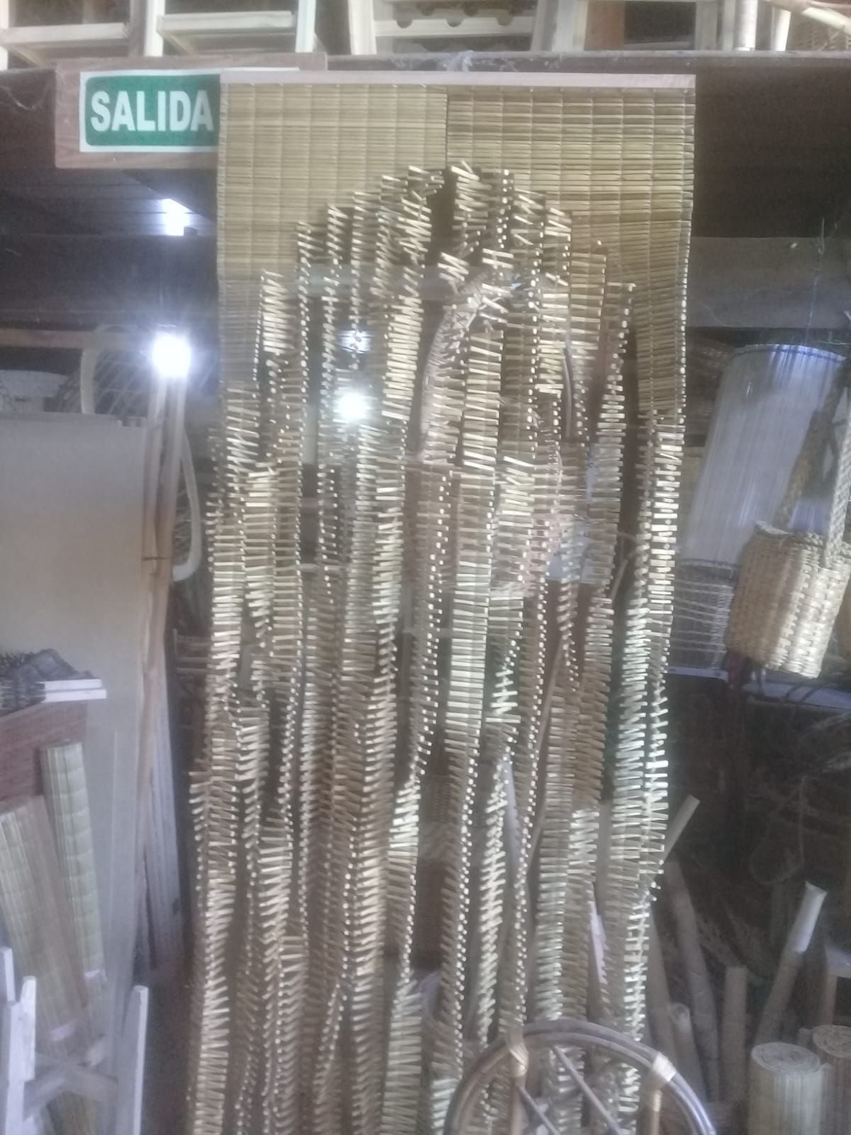 Una cortina colgante decorativa de color dorado, hecha de cadenas verticales