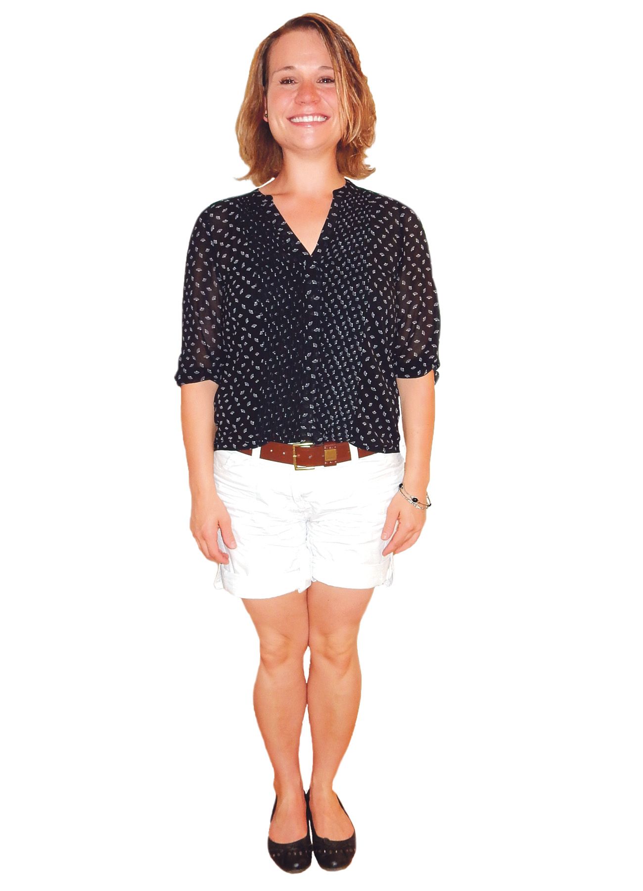 Frau in weissen Shorts und gepunktetem Oberteil lächelt.