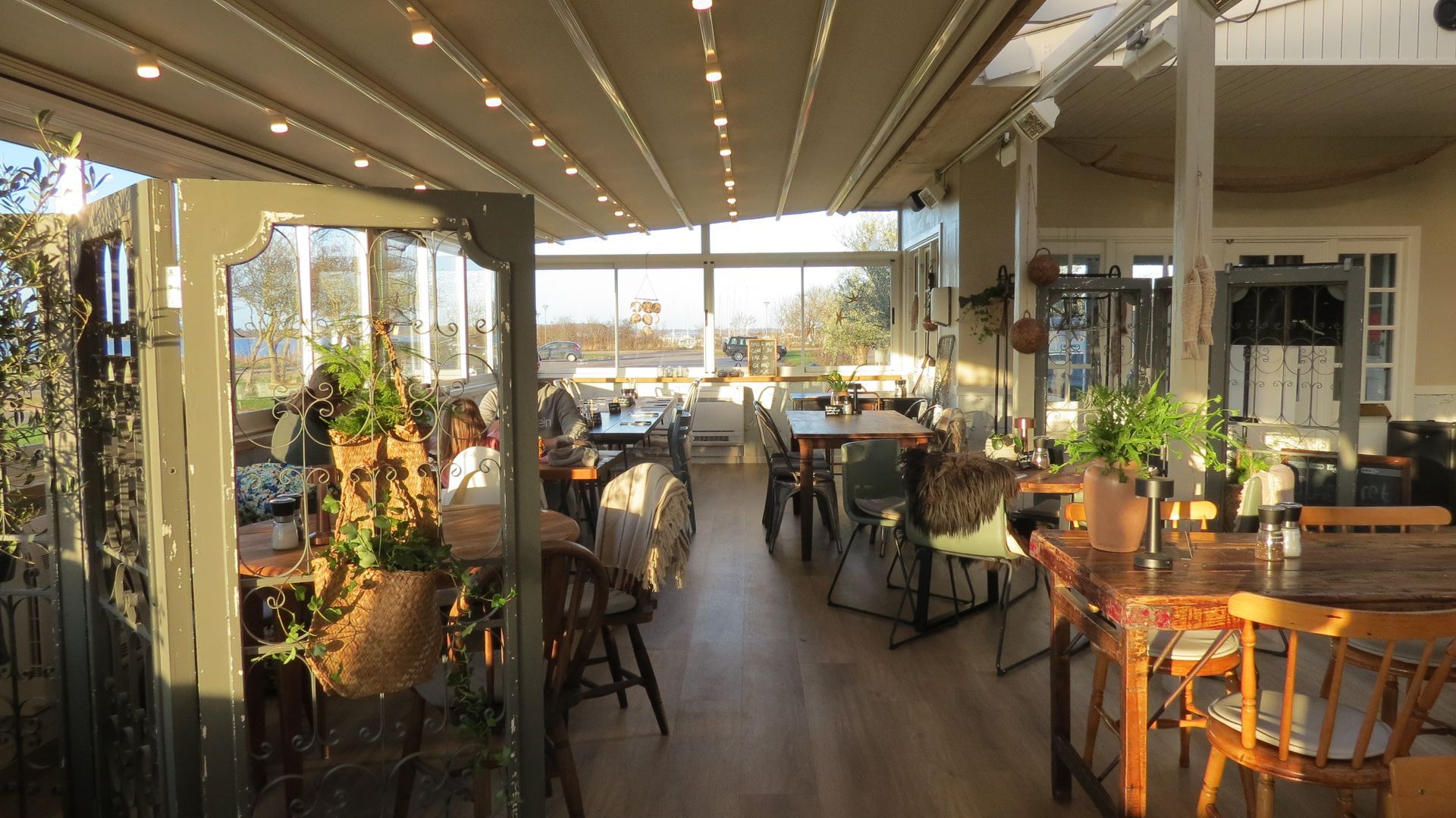 Smuk udsigt over Holbæk Fjord fra Skippers Bistros selskabslokale til mindehøjtidelighed