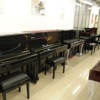 Pianoforti in esposizione nello showroom