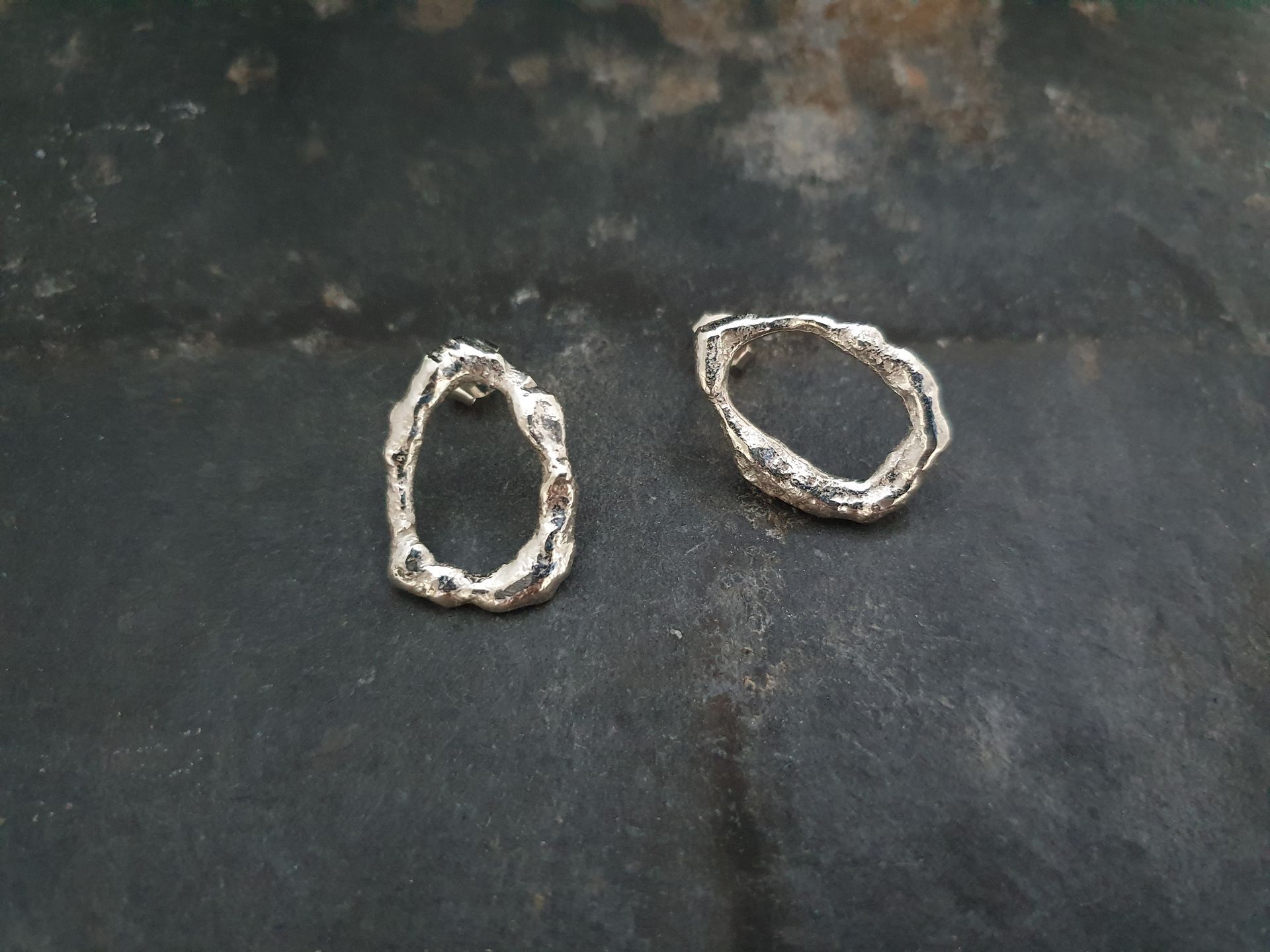 Zilveren organisch gevormde oorbellen.