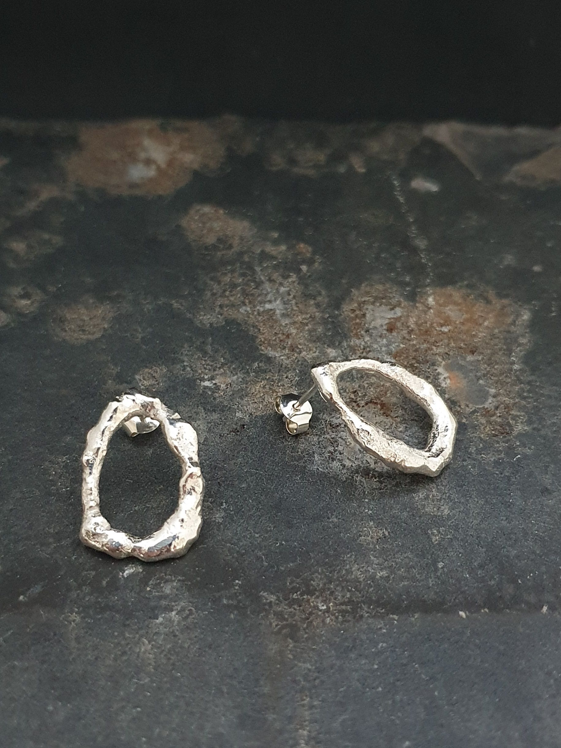 Zilveren organisch gevormde oorbellen.