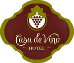 Logotipo del Hotel Casa de Vino sobre escudo granate con borde verde oliva y emblema de uva.