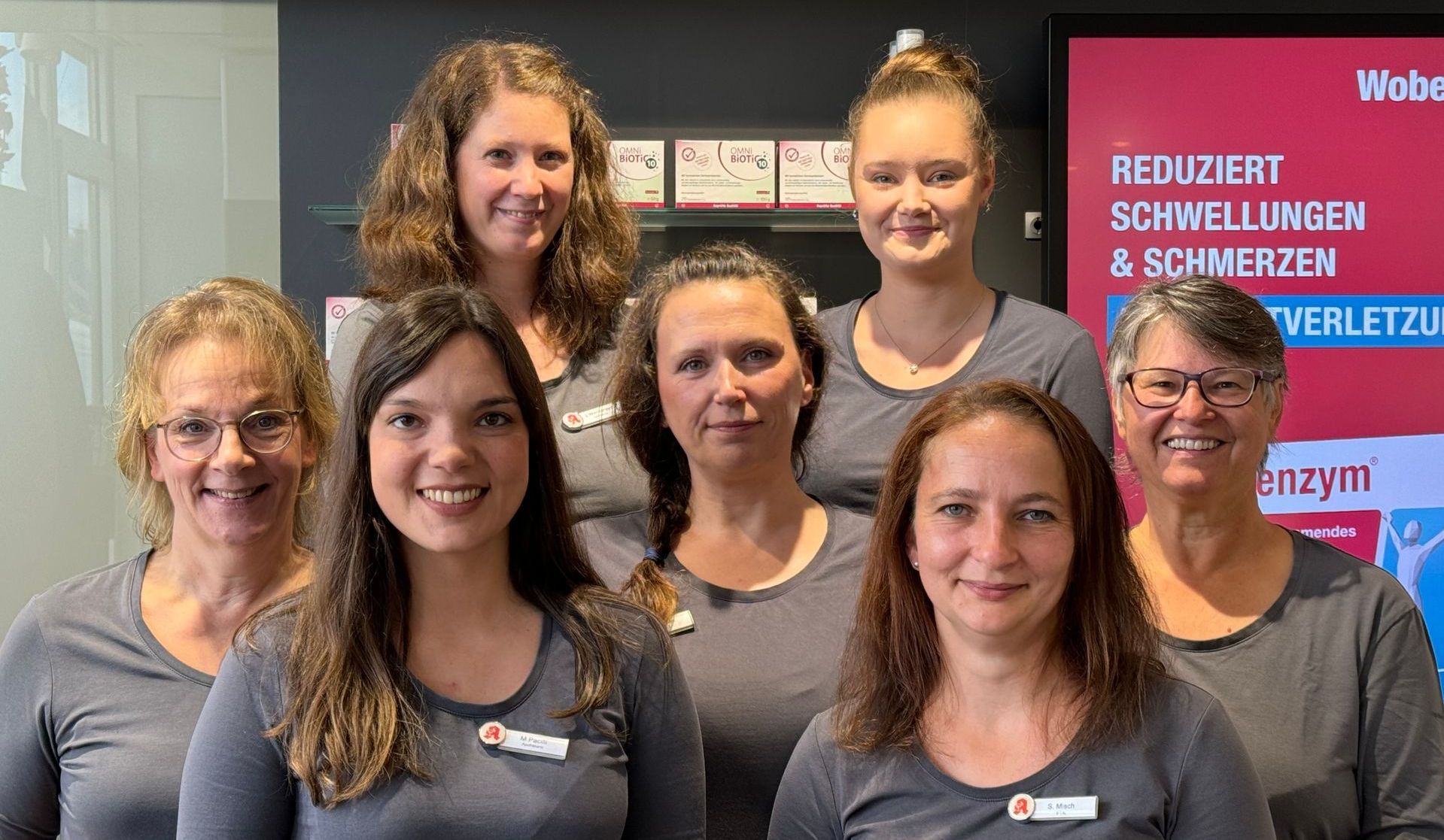 Eine Gruppe von Frauen posiert gemeinsam für ein Foto.