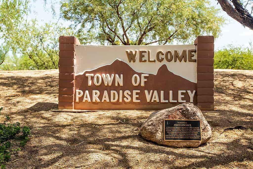 Sign: Welcome to Town of Paradise Valley, Arizona, with a mountain silhouette.