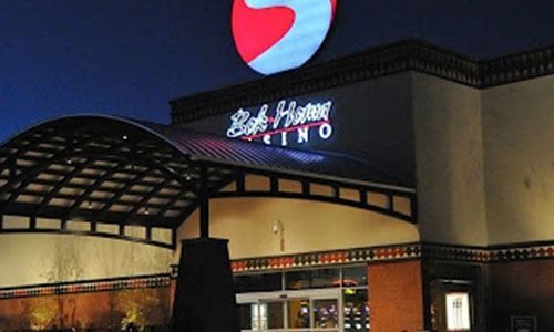 A large building with a sign that says bob hammer casino