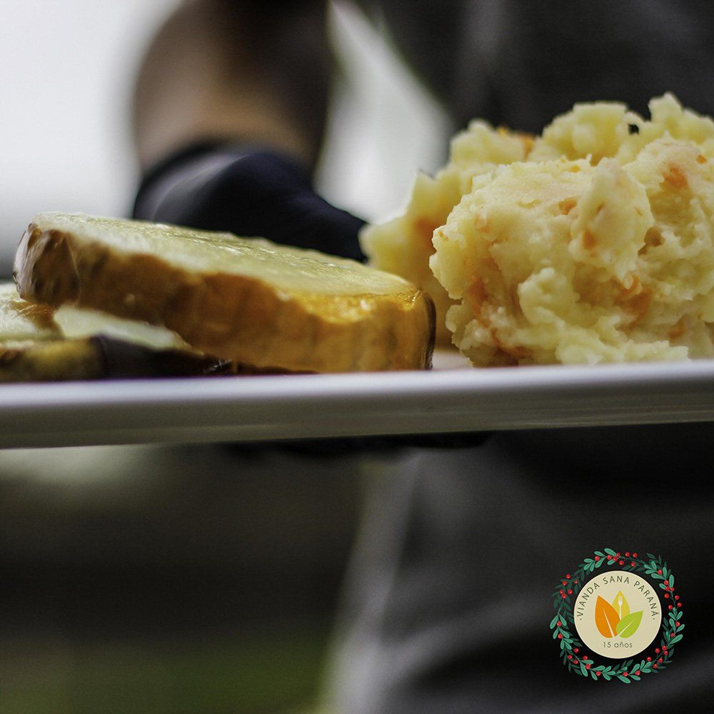 Plato de comida: sándwich de queso a la plancha y puré de patatas. Servido.