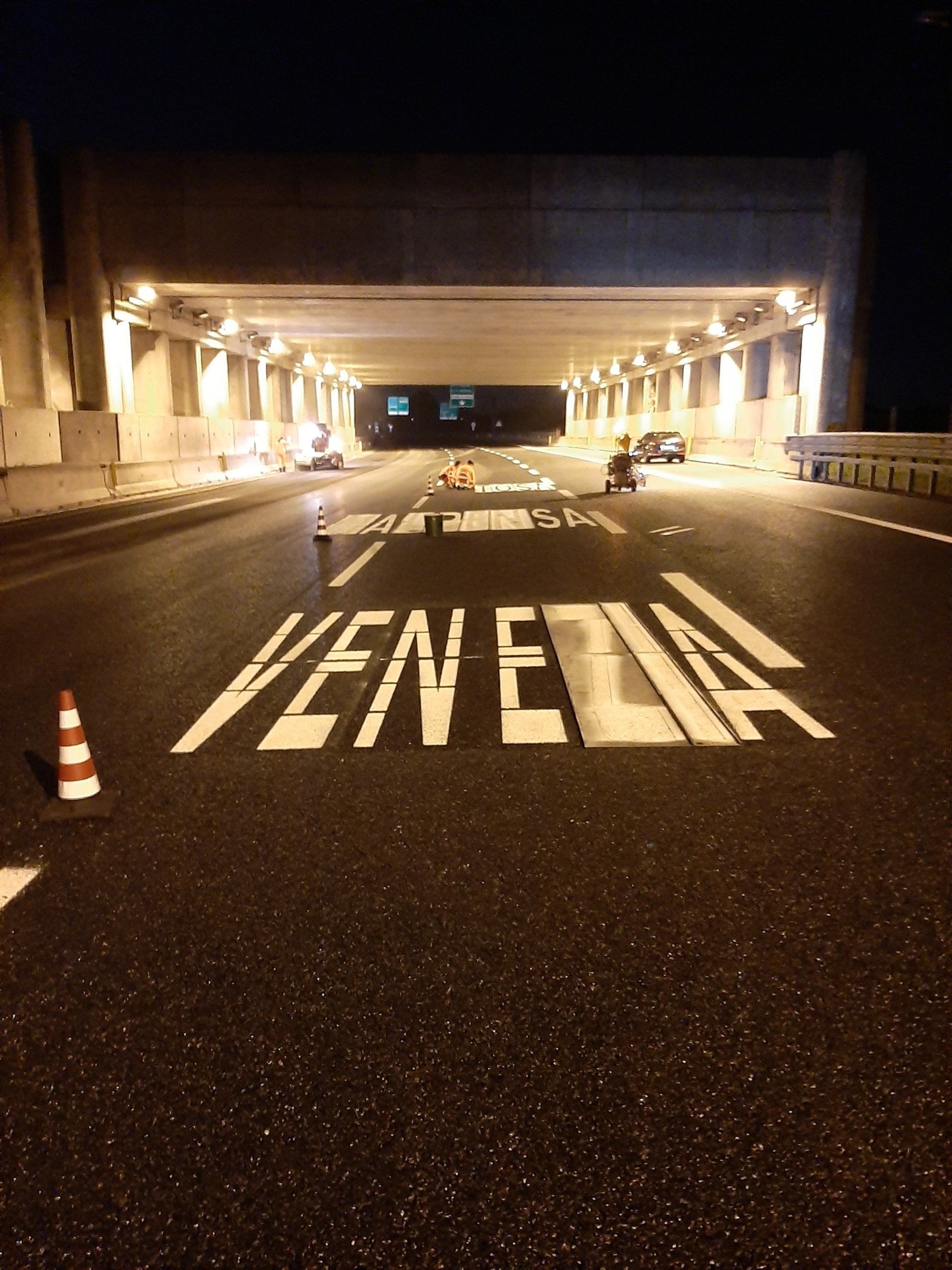 segnaletica su autostrada orizzontale 2