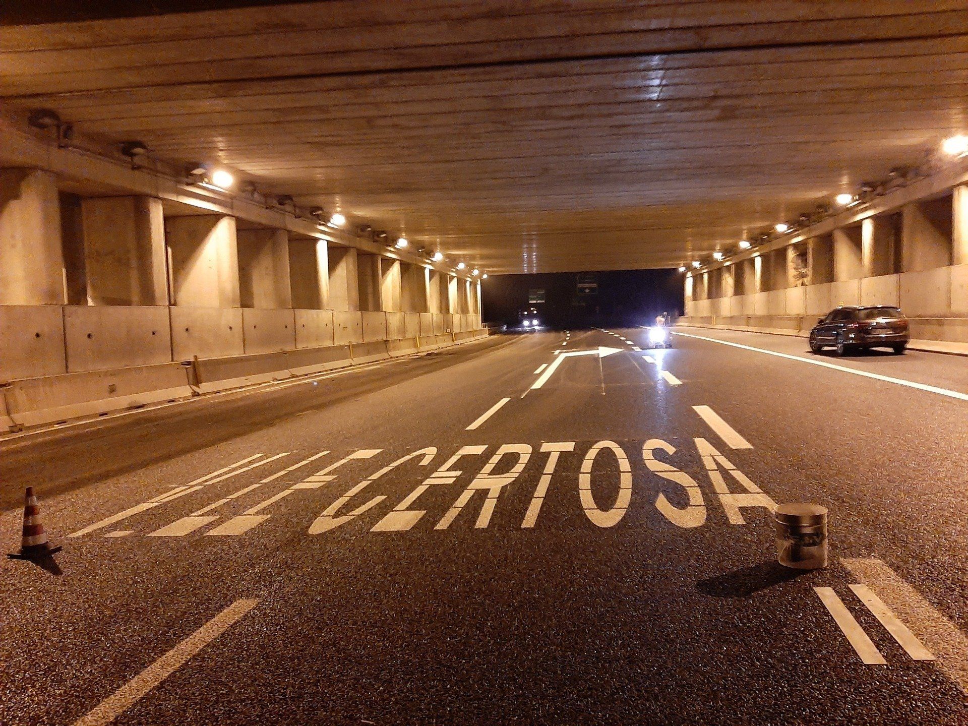 segnaletica su autostrada orizzontale