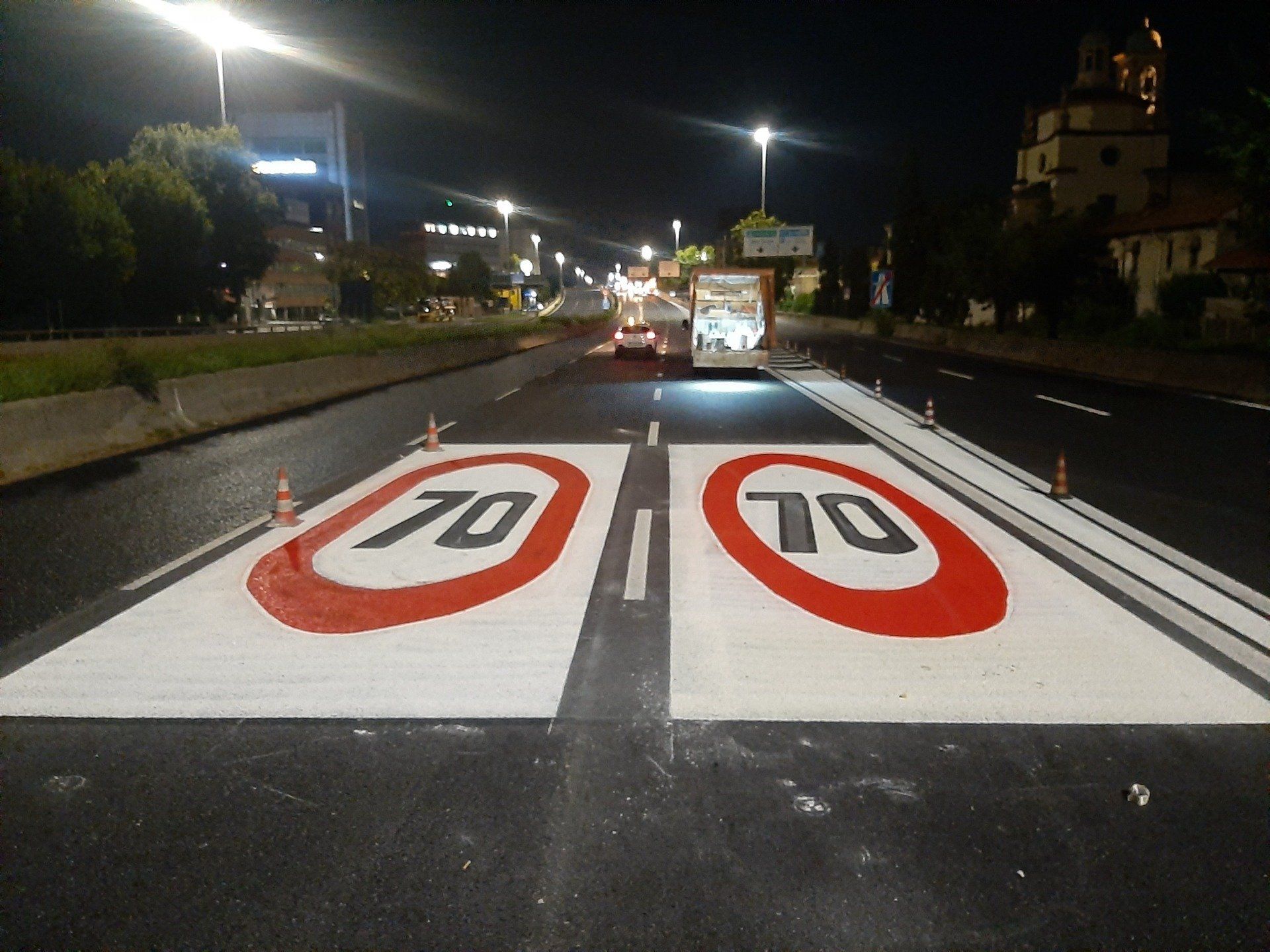 segnaletica orizzontale su autostrada
