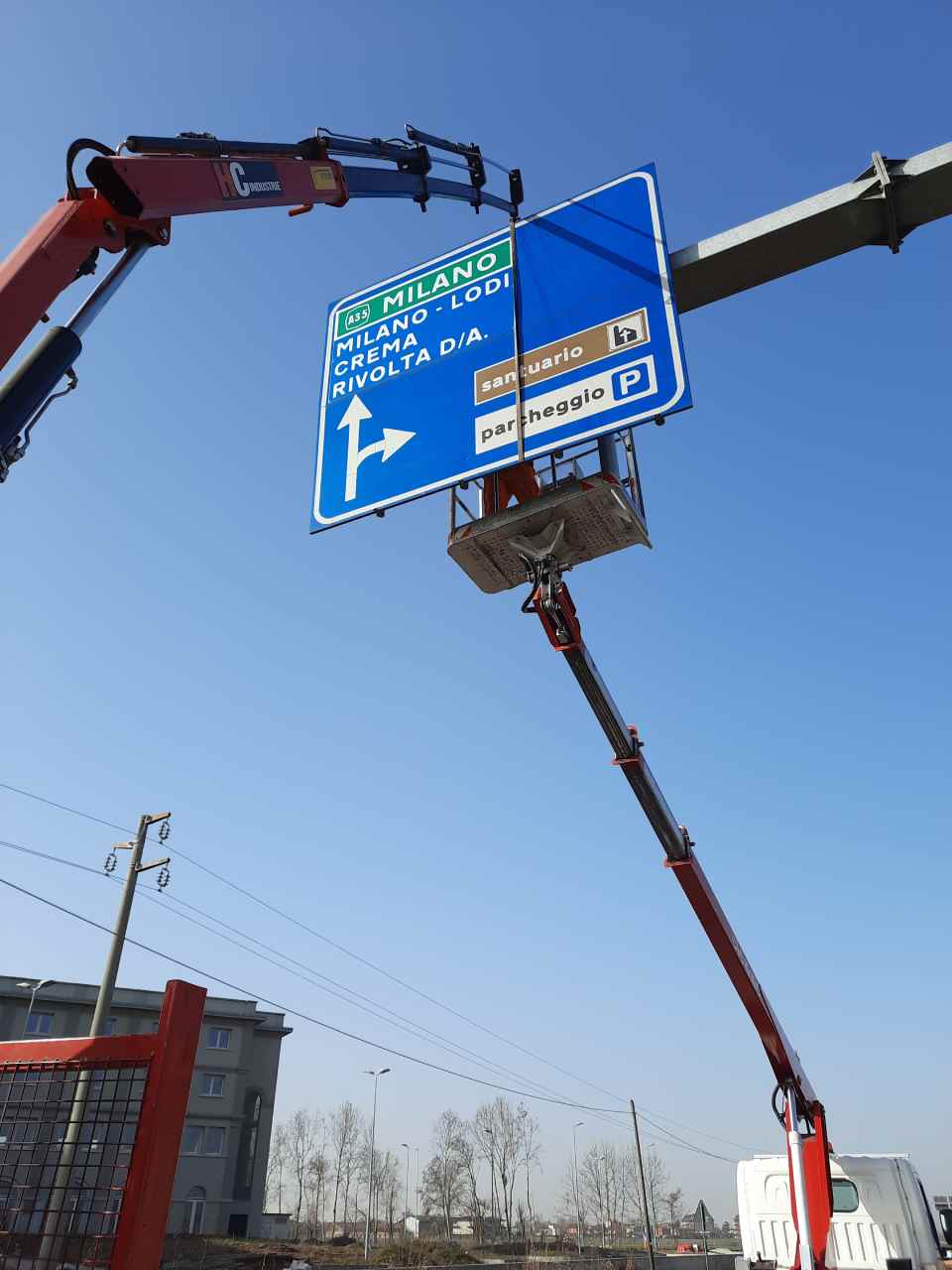 Installazione segnale stradale