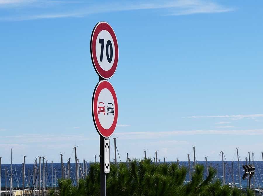 Due segnali stradali