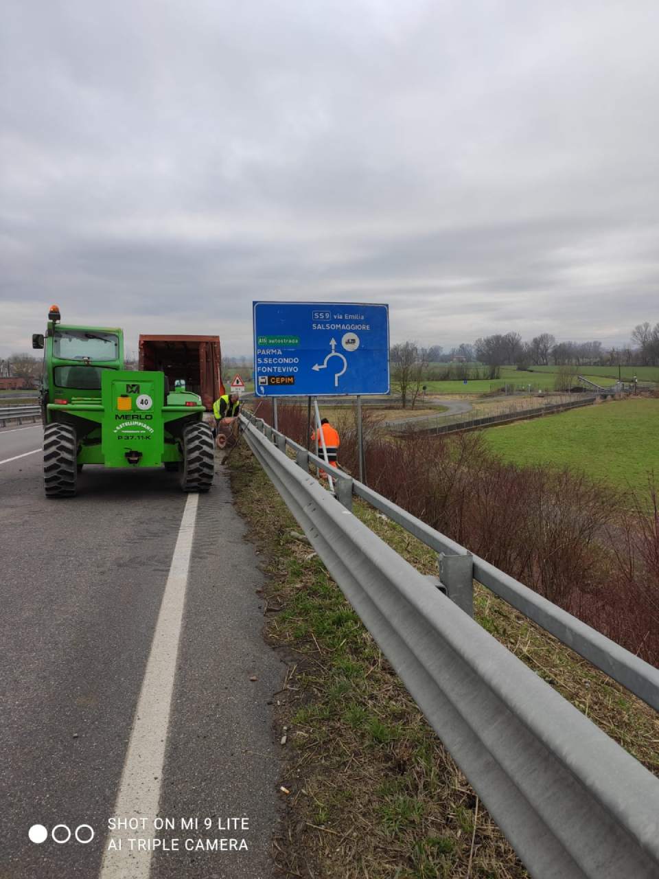 Cartellone a bordo strada