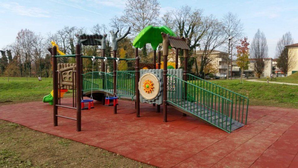 Percorso gioco in parco giochi