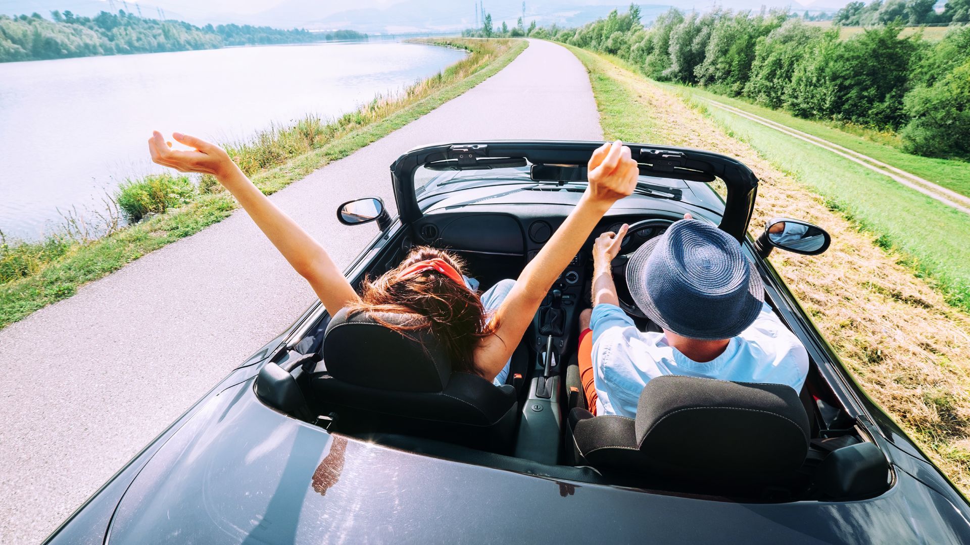 due turisti su auto decapottabile a noleggio