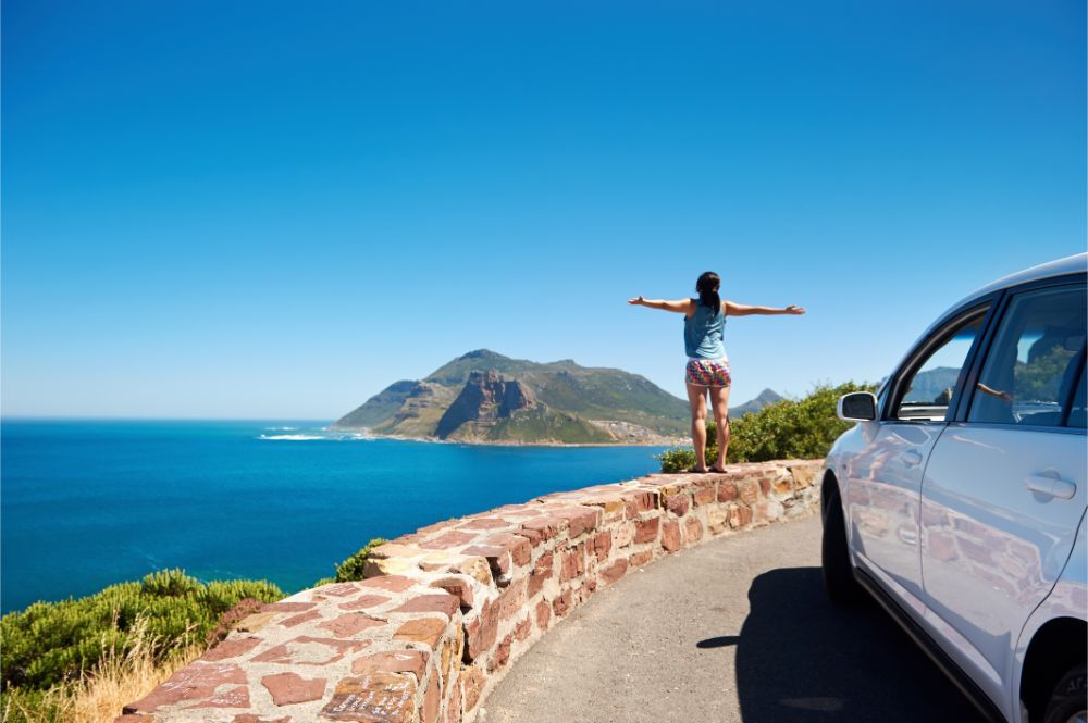 una turista di fronte a panorama marittimo