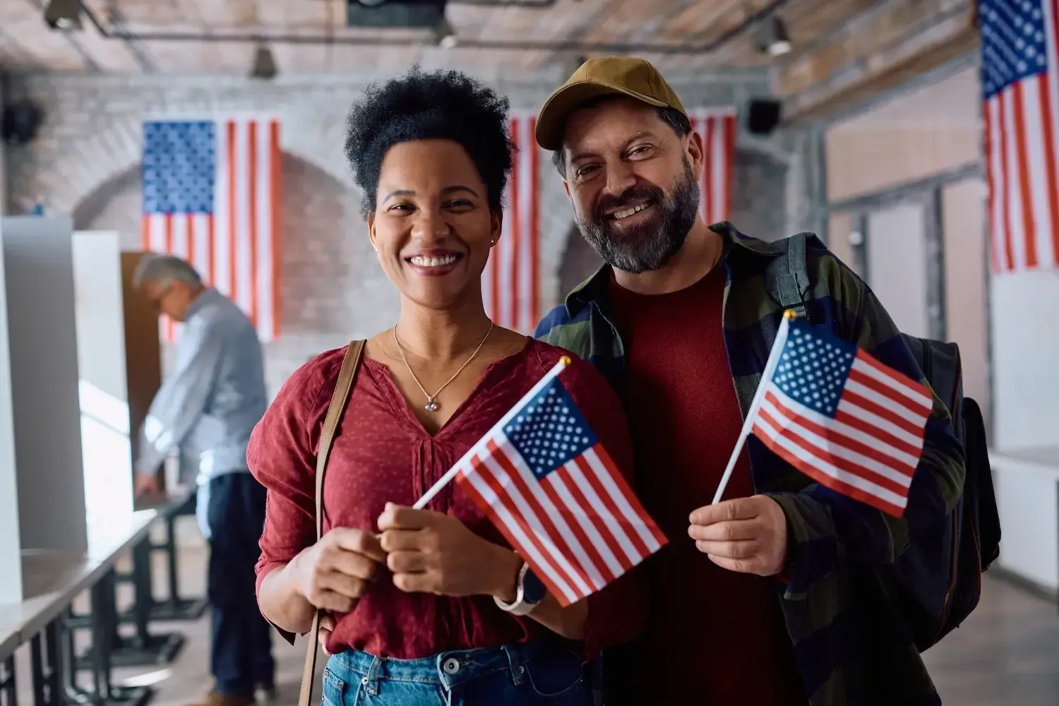 Happy couple with US national flags