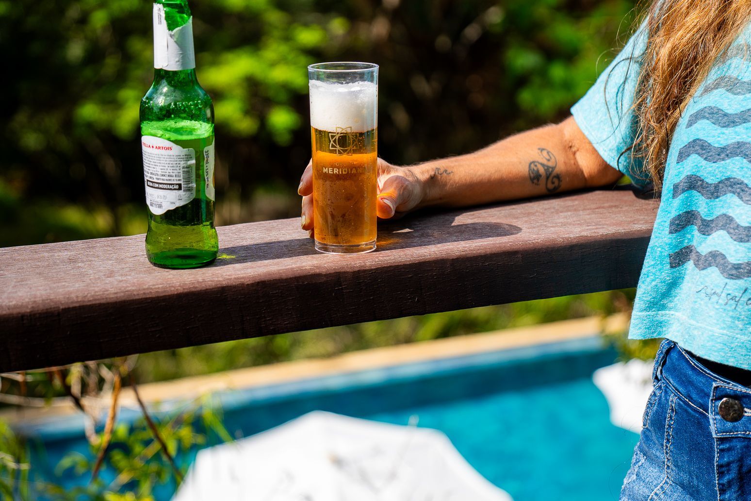 Uma mulher bebendo cerveja
