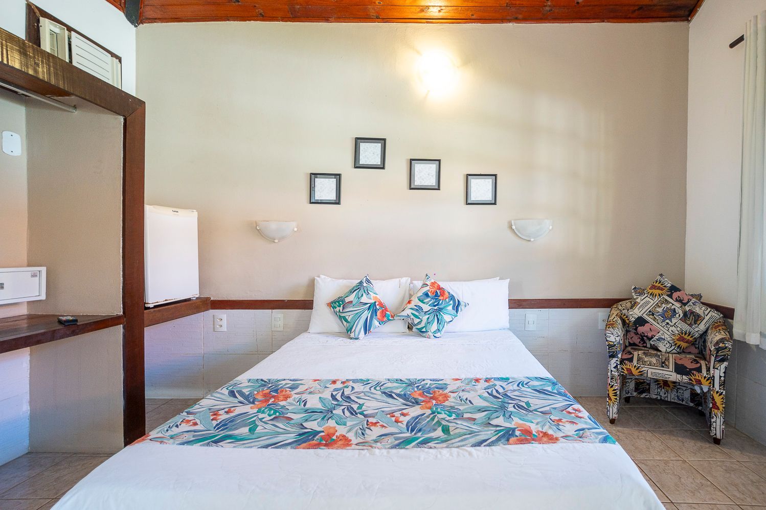 Há uma cama e uma cadeira no quarto.
