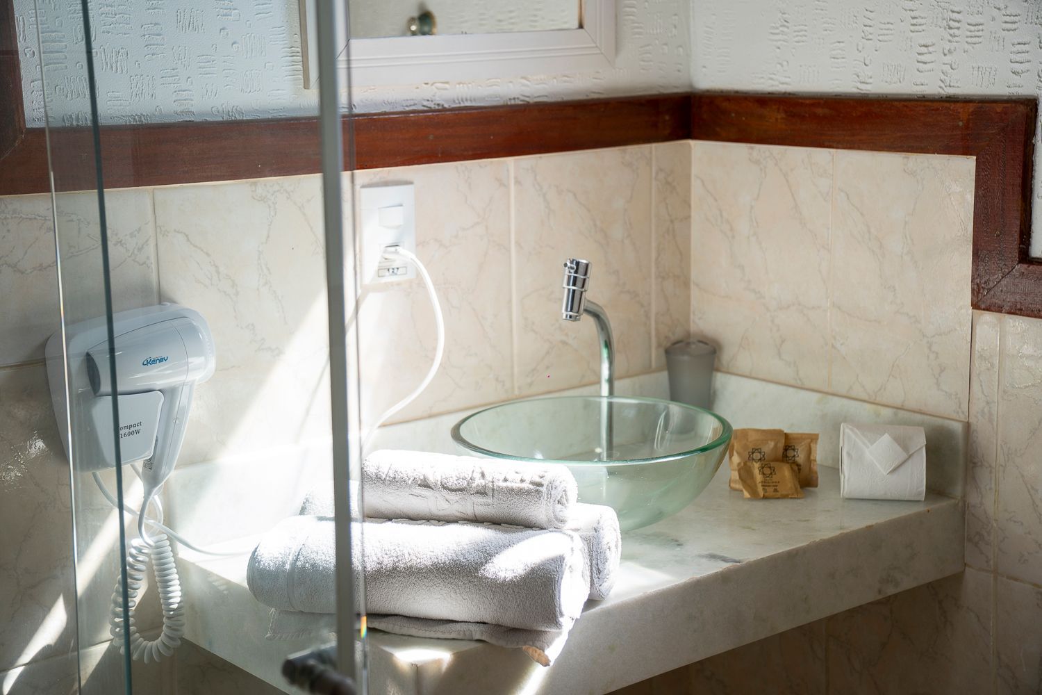 Um banheiro com pia e toalhas no balcão
