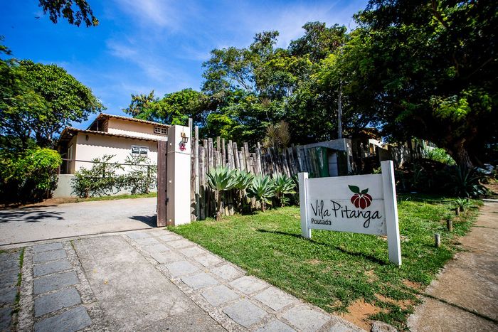 Uma pessoa está deitada em uma espreguiçadeira ao lado de uma piscina.