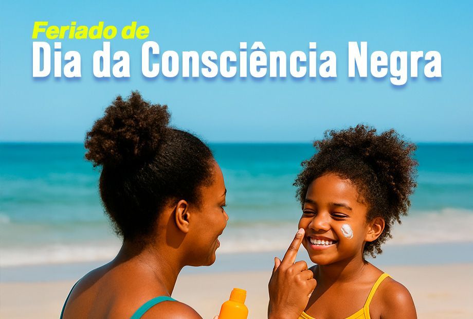 Mulher aplicando protetor solar em uma criança sorridente na praia. Texto "Dia da Consciência Negra".