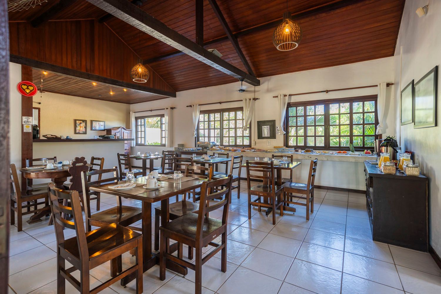 Há muitas mesas e cadeiras no restaurante.