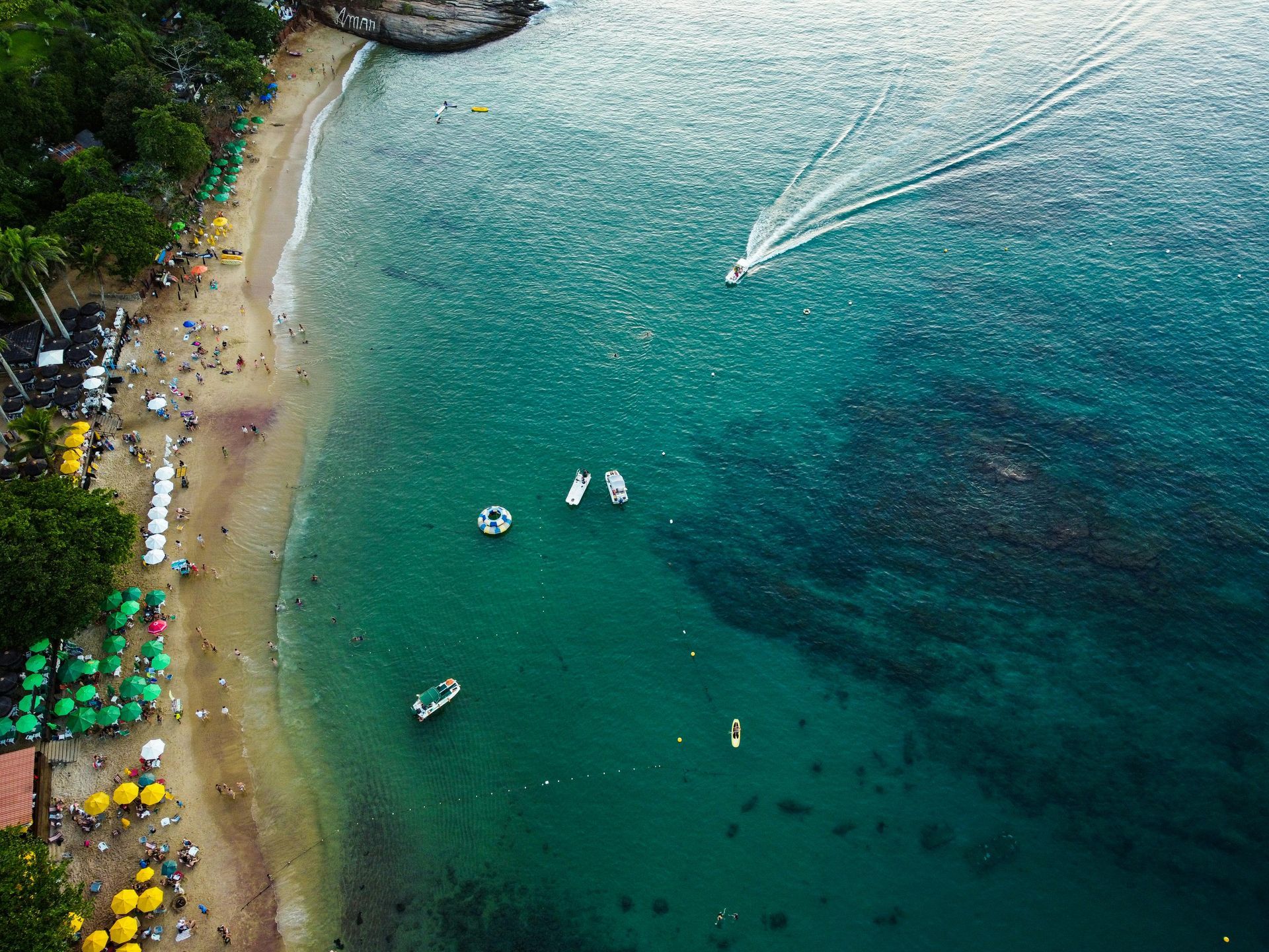 Uma vista aérea de uma praia com barcos na água