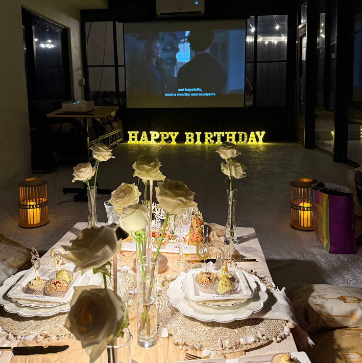 Birthday table setting: White roses,