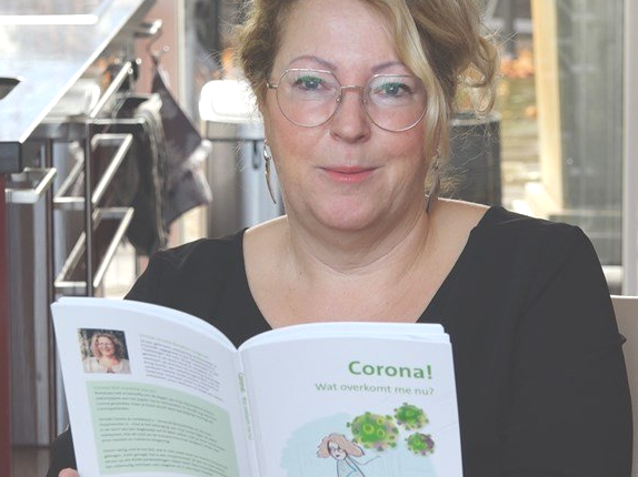 zakenvrouw, Annerie Bemthuis, directeur, IKT, Industriële Kring Twente, Corona, boekje, Covid, ziek, illustraties, Agnes Homan,