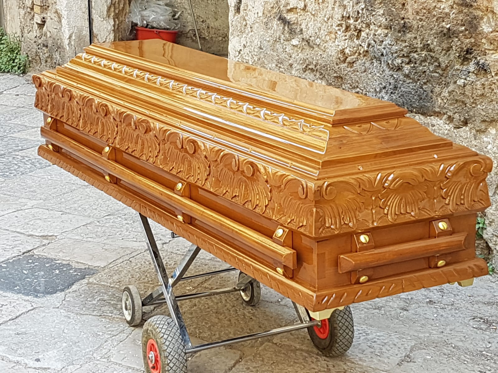 cassa funebre in legno