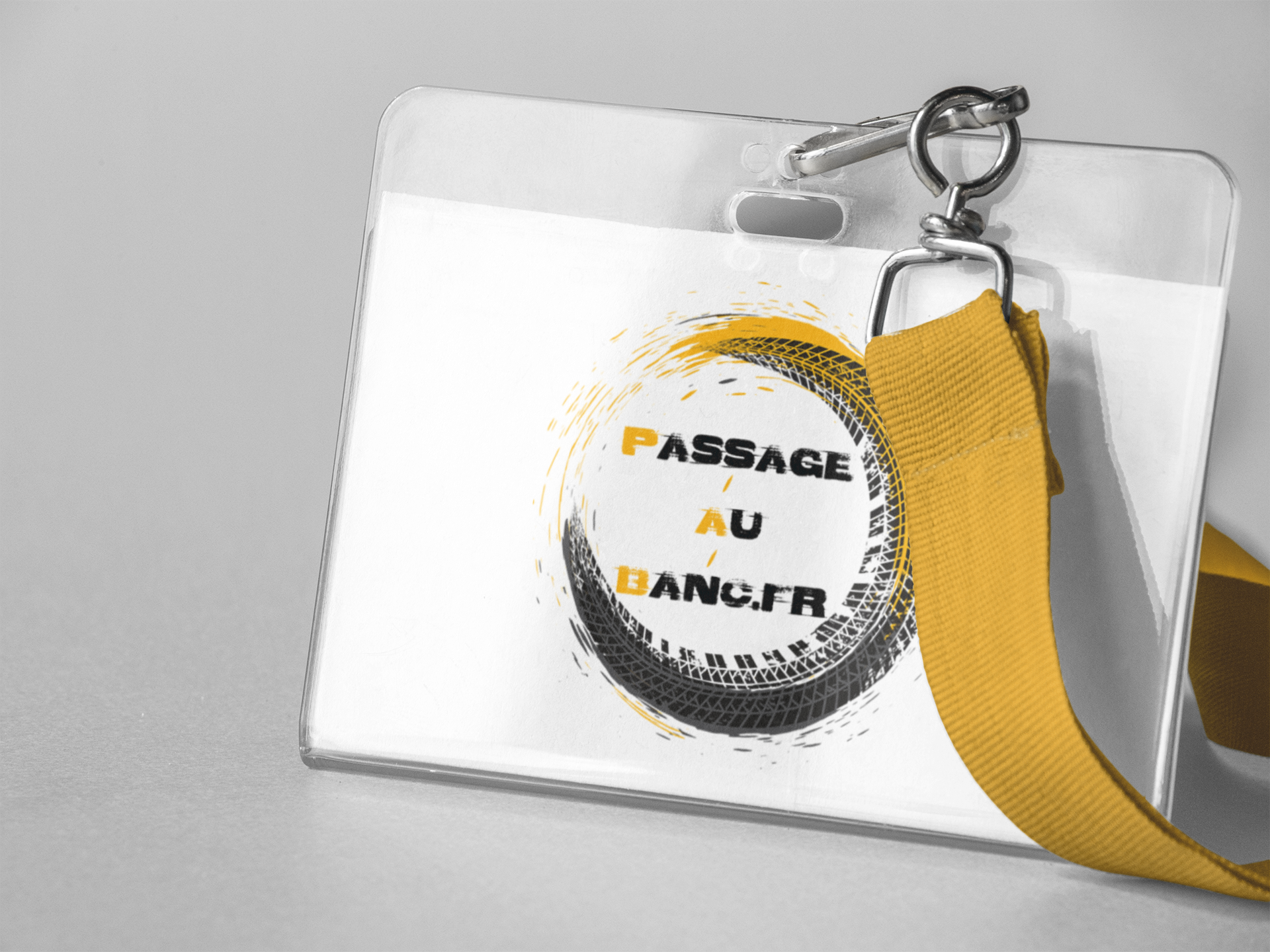 Badge d'identification avec cordon jaune et logo circulaire portant l'inscription 