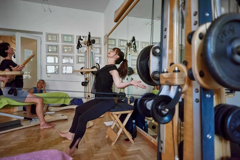 allieve mentre eseguono degli esercizi