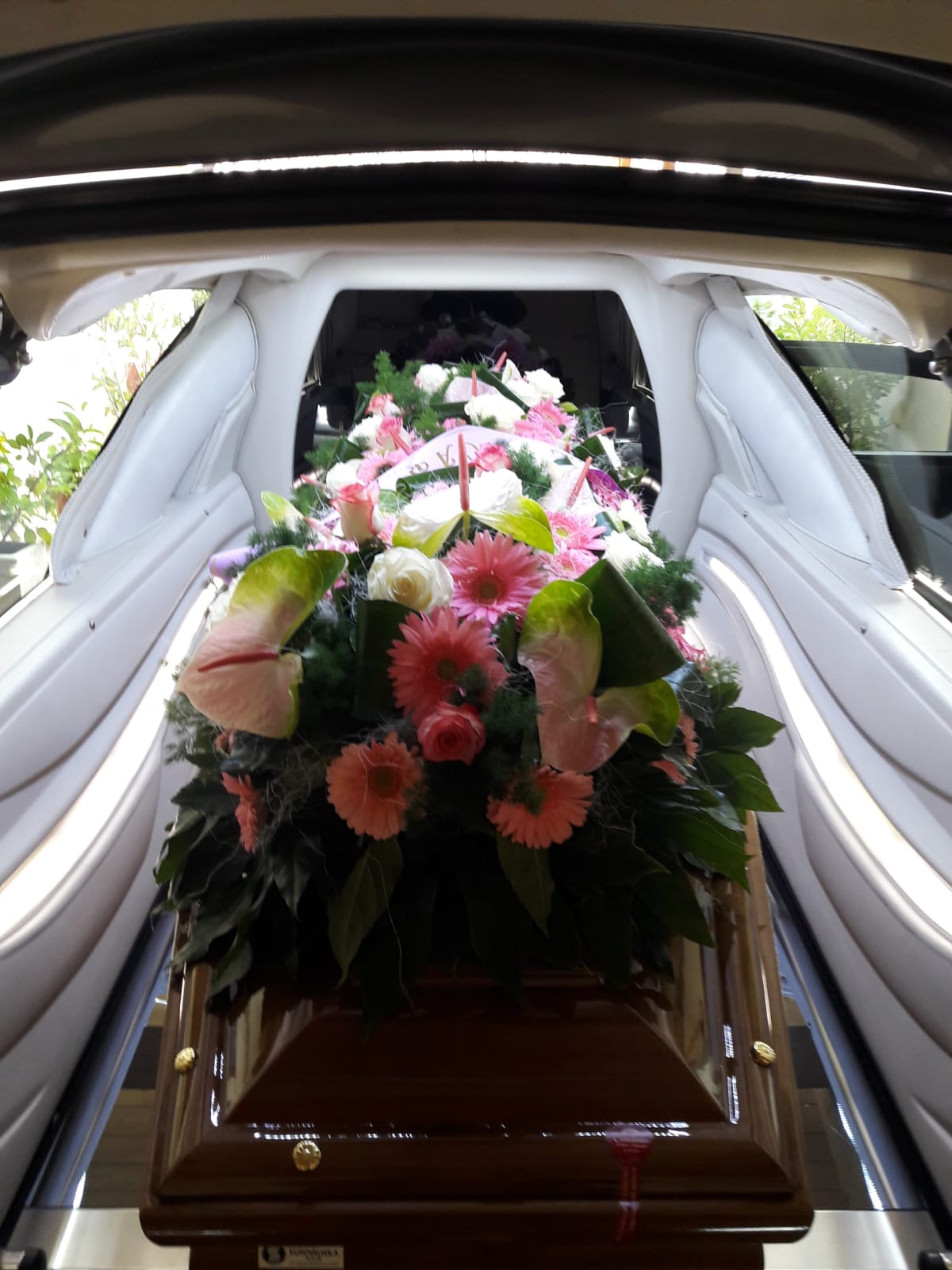 Auto funebre con bara