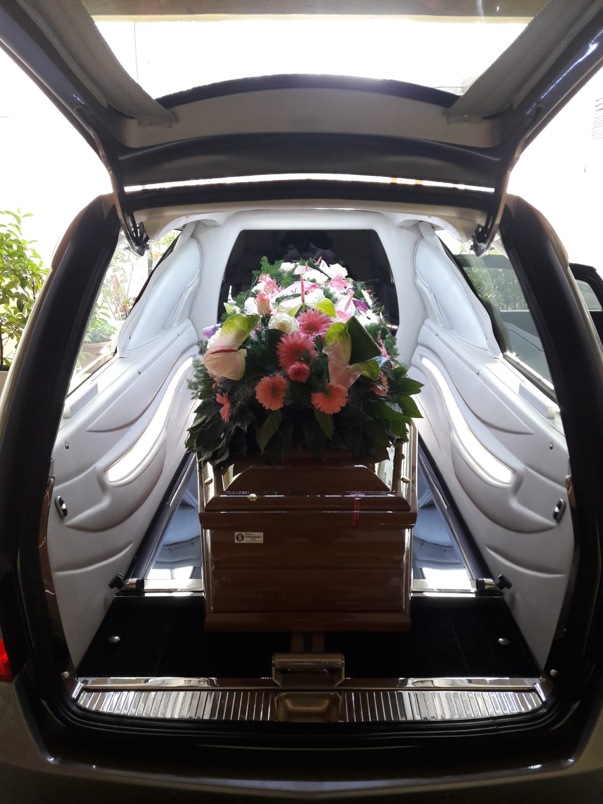 Auto funebre aperta