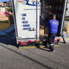 Un camión blanco está estacionado al costado de la carretera.
