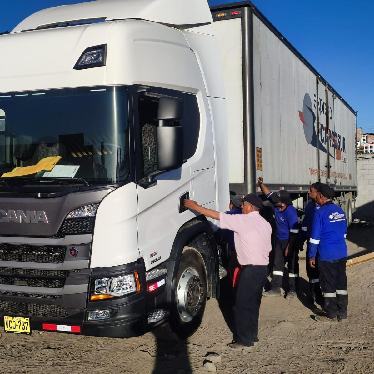 Un camión blanco con la palabra Scania en el frente.