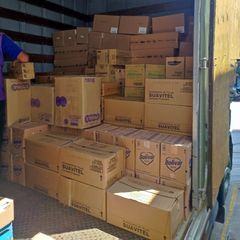 Un camión lleno de cajas que dicen suavitel