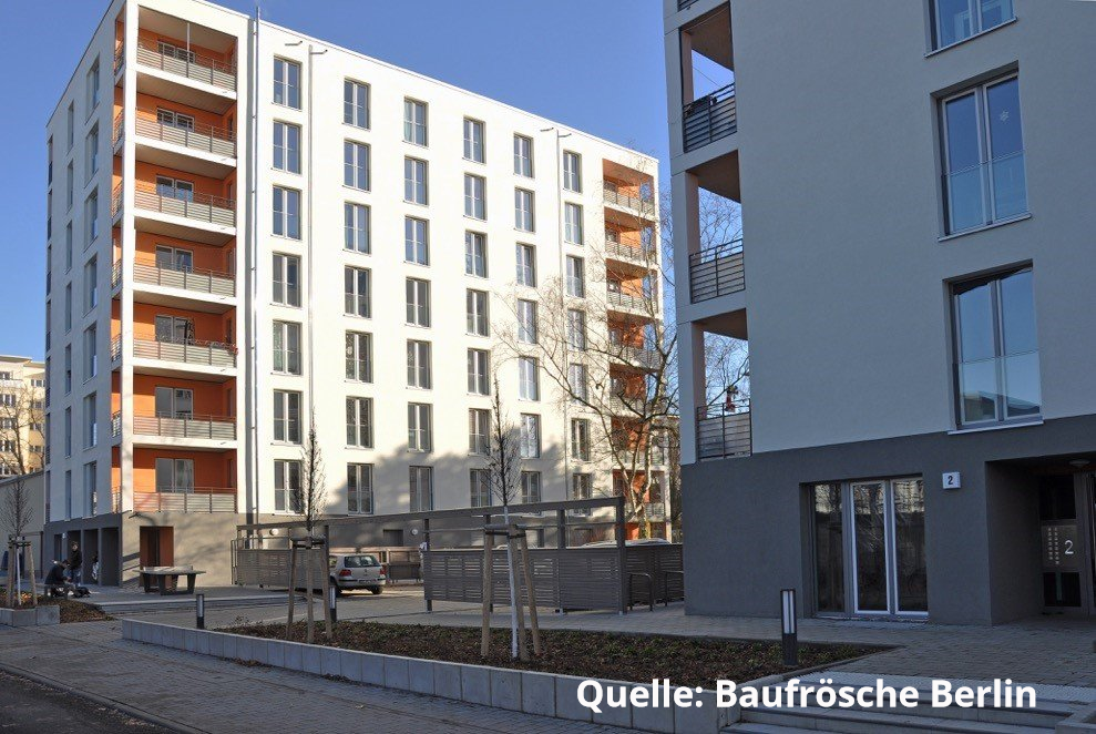 Ein großes Gebäude mit vielen Fenstern und Balkonen