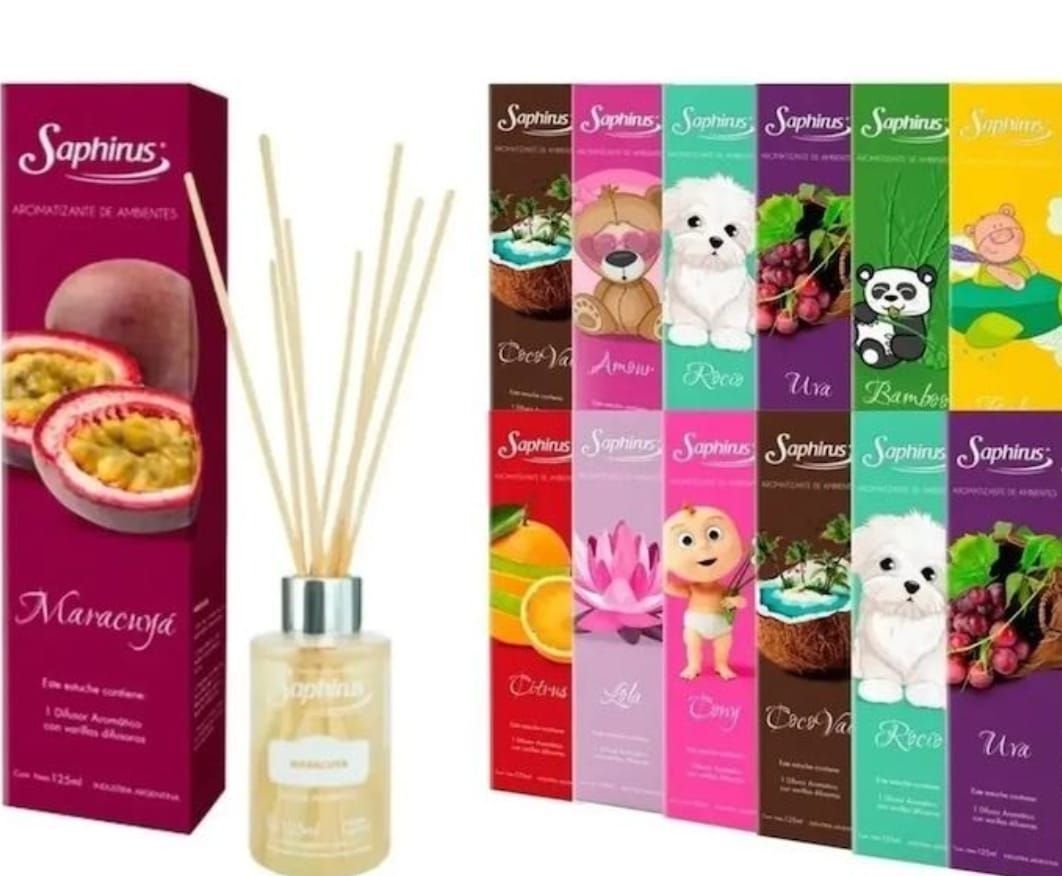 Un difusor con aroma a maracuyá con varias cajas de fragancias, que presentan frutas y personajes de dibujos animados.