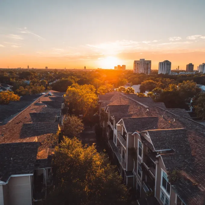 Roofing company Tampa FL trusted for seamless gutter installation and aluminum gutter systems.