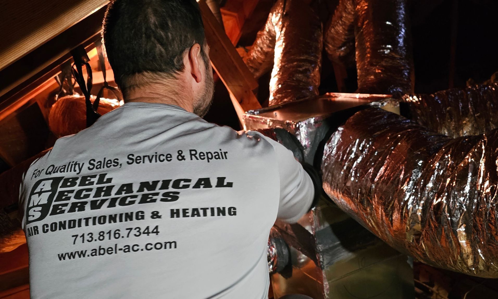 A man wearing a shirt that says ' del ecranigal services ' on it