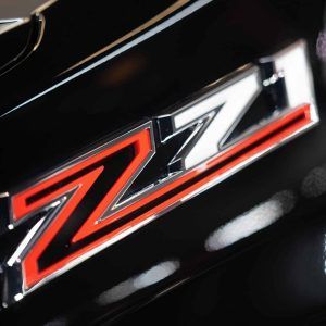 A close up of a zzz logo on a black car