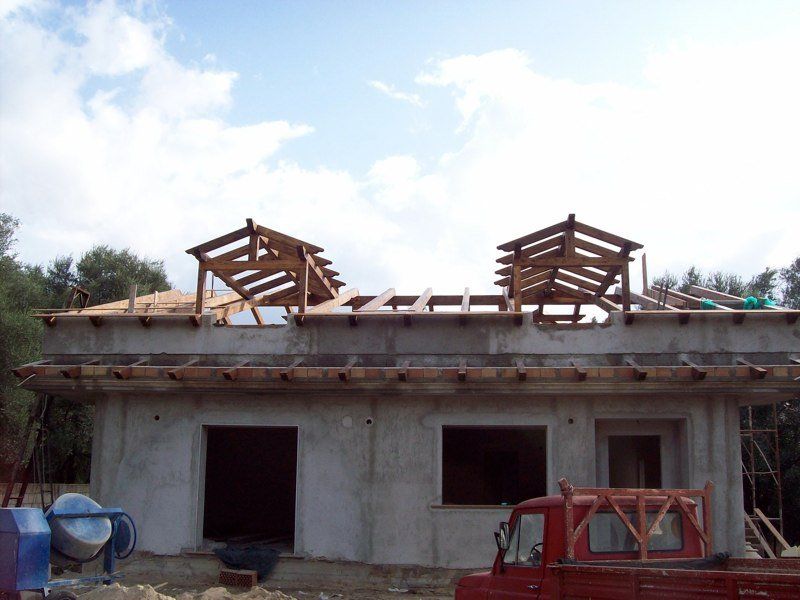 Tetto in legno in costruzione 12
